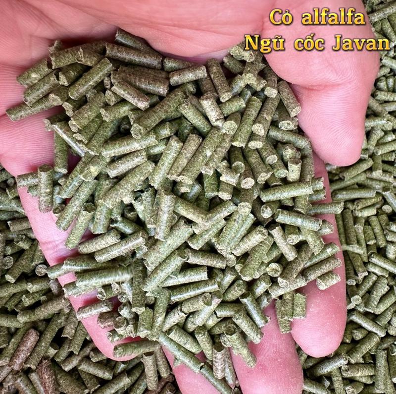 1kg Cỏ Nén Linh Lăng Alfalfa Ép Viên Dành Cho Gà Đá Hamster Sóc Nhím Thỏ Giàu Vitamin Chất Xơ Cao