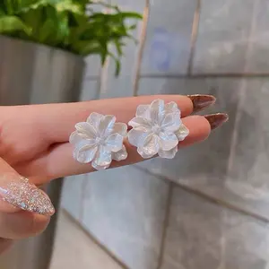 anting bunga akrilik white flower acrylic stud earrings jan313
