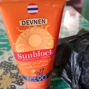 SPF 90+ Sunscreen 100g tabir surya Badan dan Wajah Krim Whitening Sunblock Badan collagen sunscreen moisturizing high UV protection Cream Matahari Pelindung dari Sinar mengurangi bintik hitam serta pembentukan melanin Tahan Air Refreshing Tidak Lengket