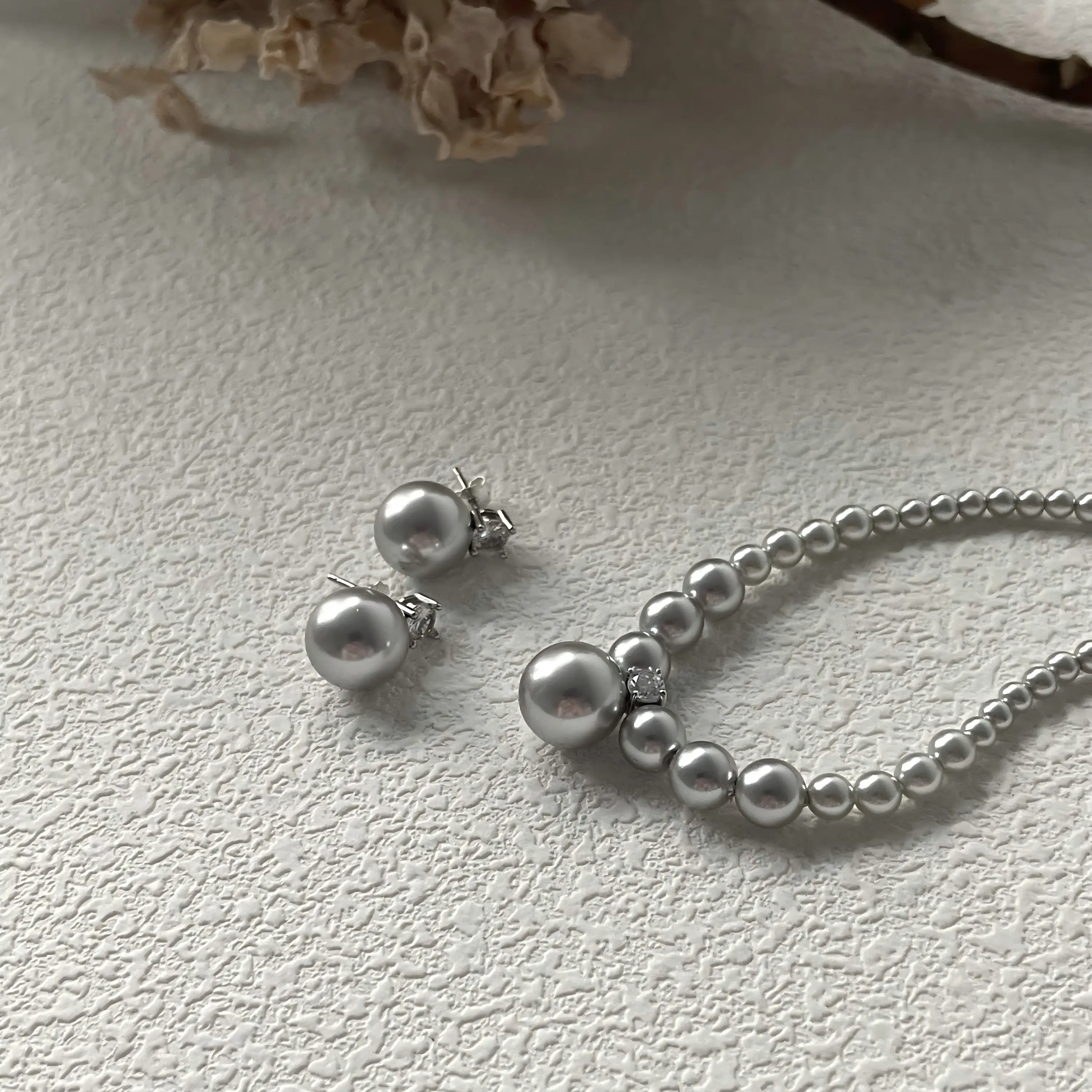 Bông tai đính ngọc trai làm bằng Sterling Màu bạc, với thiết kế cổ điển và đơn giản, thanh lịch và tỏa sáng.