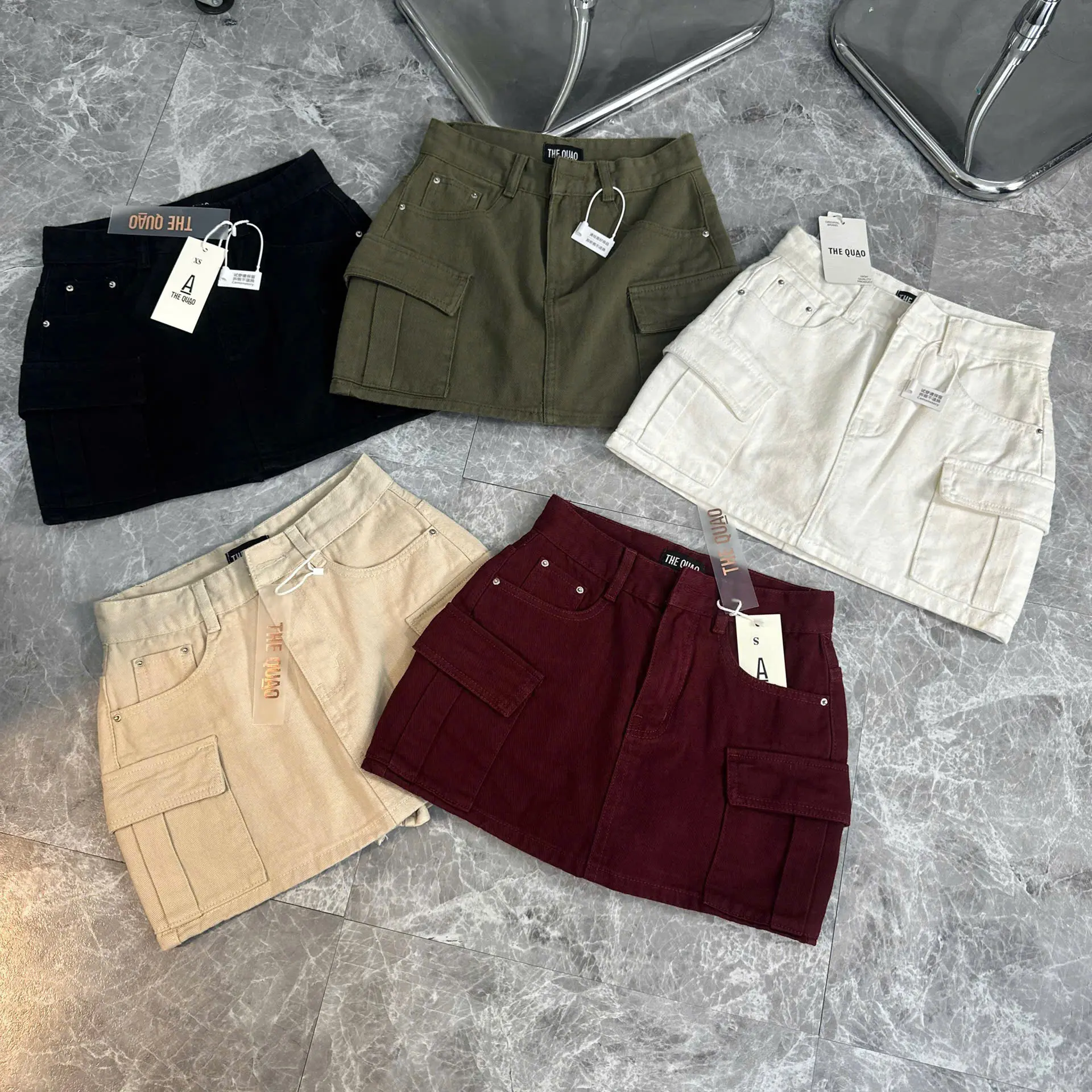THE QUẠO - Chân Váy Nữ Lưng Cao Túi Hộp Hai Màu Be Đen R1304_414
