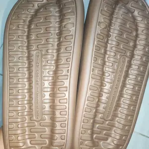 2025 Sandal Selop EVA penawaran khusus cloud bounce cat paw sandal anti-selip nyaman bagian bawah lembut dalam di luar ruangan pria dan wanita pasangan beraneka warna kualitas panas gaya panas hitam putih shoes pantai sendal