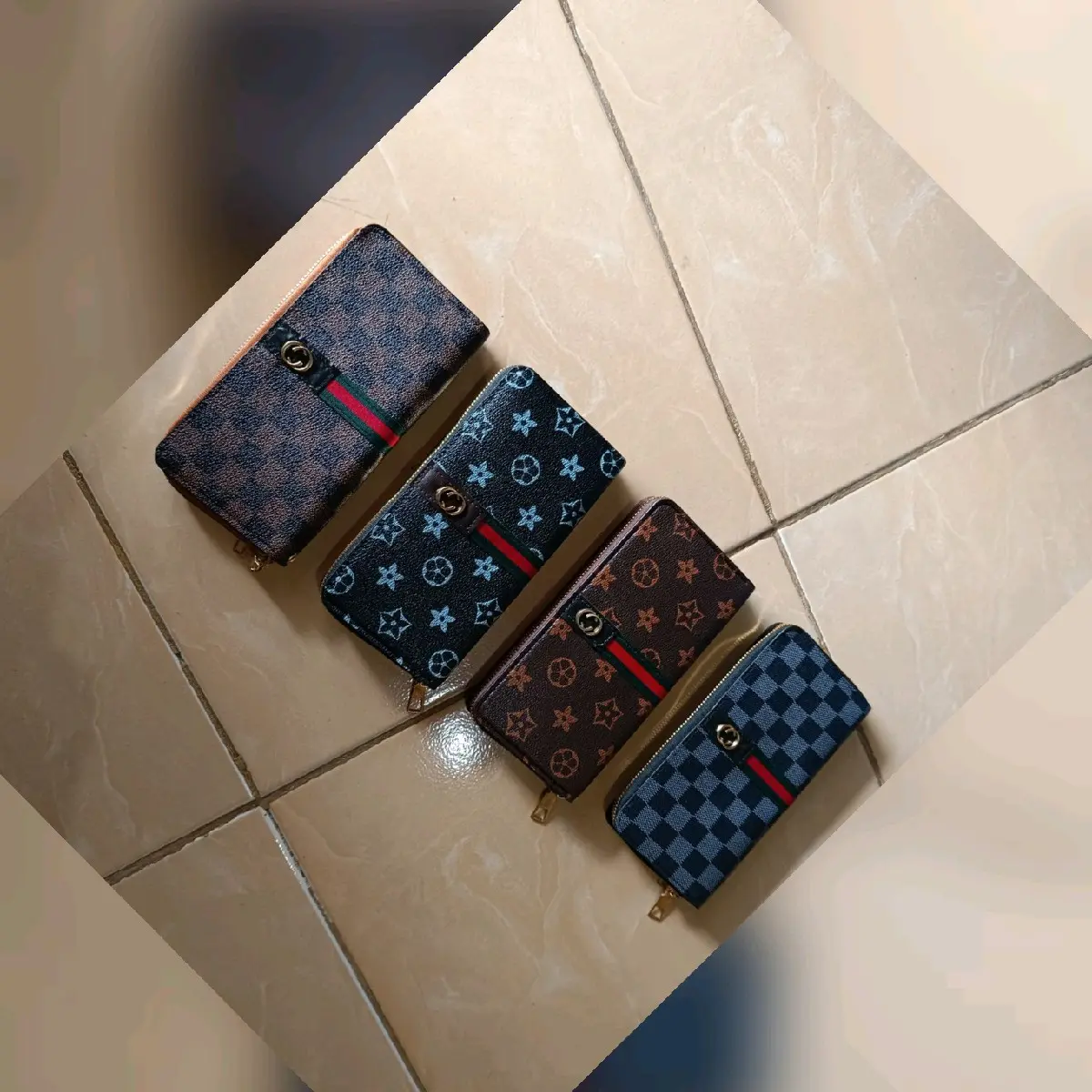 Dompet Panjang Wanita dengan 8 Slot Kartu dan 2 Ruang Tengah Besar untuk Uang Kertas