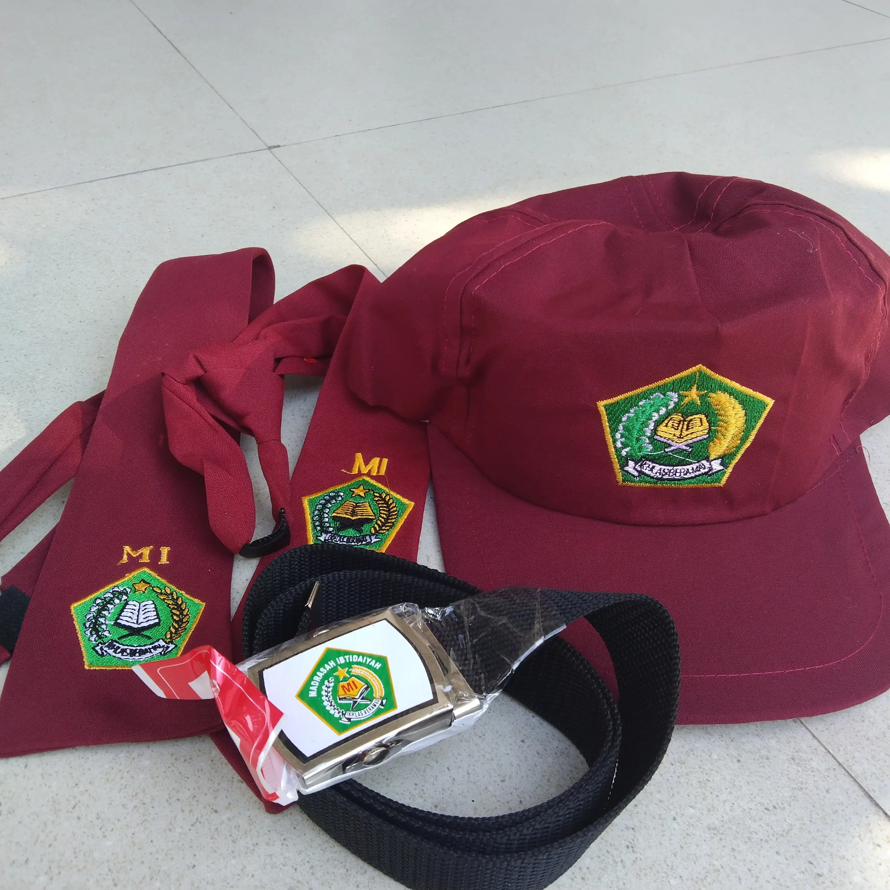 1 set perlengkapan sekolah Topi MI bordir hijau perekat Dasi MI perekat bordir hijau dan Sabuk MI