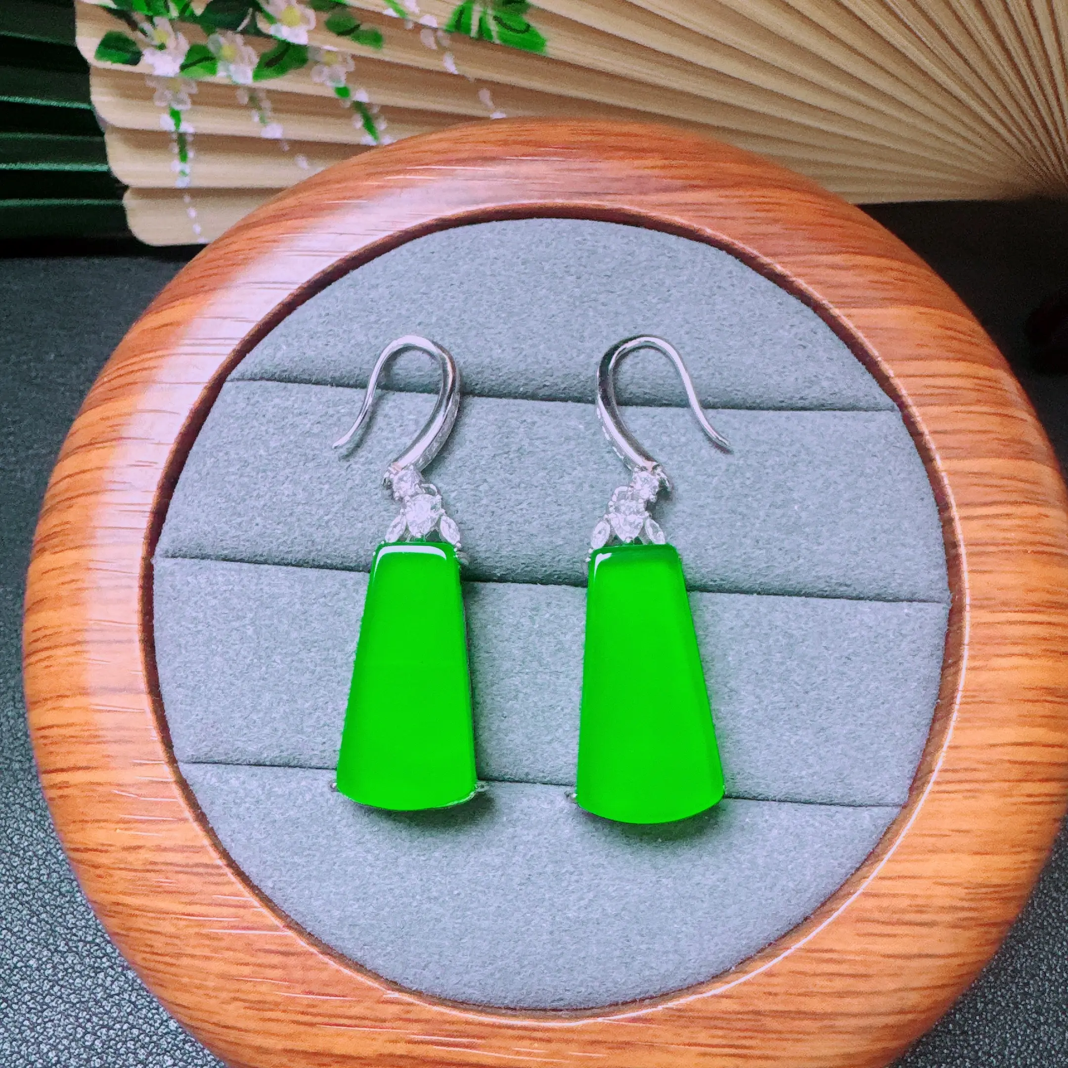 Natural jade, high ice, full green, emerald color, spicy color, simple inlaid style, high quality, agate jadeite, Wushi brand earrings