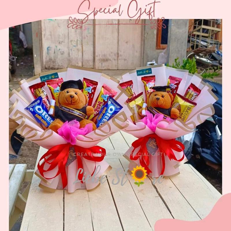BUKET ANEKA SNACK + BONEKA , GRATIS KARTU UCAPAN , BISA DIKIRIM KEMANA AJA️MOHON BACA DESKRIPSI TERLEBIH DAHULU️  Tentang Produk  Jumlah isi snack 6 pcs  Snack random dari kami (tidak bisa request dan maaf apabila jenis snack tidak sesuai dengan fot 0