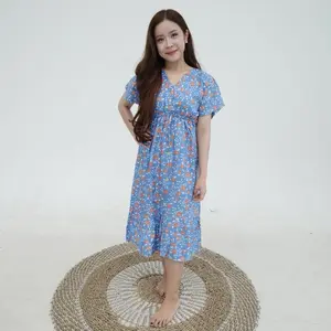 Dress jelita Baju Wanita Motif Bunga Biru Cerah dengan Lengan Pendek dan Desain V-Neck untuk Tampilan Elegan dan Nyaman