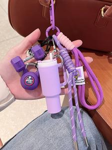 Mini vaso de agua con chica divertida, charms de mancuernas y kettlebell, correas trenzadas, adecuado para estudiantes y desplazamientos, se acopla a mochilas, bolsas y llaves.