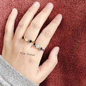 Cincin Titanium Mutiara Clovver Kiri Kanan Anti Karat dan Anti Luntur Untuk Tampilan Elegan