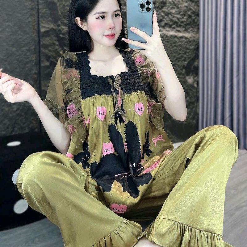  TN- BỘ ĐỒ NGỦ PIJAMA MẶC NHÀ. CÓ2 CHẤT LIỆU: LỤA XƯỚC GẤM VÂN CHỮ + XƯỚC ÁNH KIM. VẢI NHẬP QUẢNG CHÂU. tay ngắn và tay dài quần dài cổ REN  Sz 40-60kg,SỐ Kg dùng để tham khảo vì còn phụ thuộc vào chiều cao và số đo 3. Inbox shop nếu không biết chọn size  