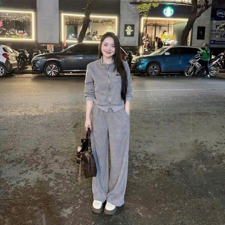  Set Áo Dài Tay Ghi Xám Bo Tay Thêu Chữ Cổ Trụ Mix Quần Xuông Dài Rộng Dễ Mặc Phong Cách Thời Trang Hiện Đại 