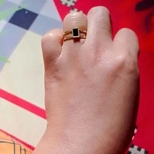 Cincin Titanium Motif Kotak Hitam 2 Layer Gold 24k Elegan dan Modern untuk Tampilan Mewah