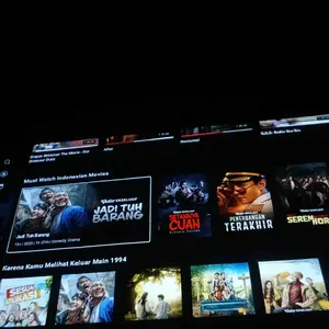 SMOON 320 Projector LCD TV - Proyektor Pintar - 220 ANSI Lumens - TV Android - Fokus Manual - Netflix - Google TV - YouTube - Include Kabel HDMI - Live