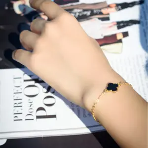 Gelang wanita dengan motif daun semanggi empat berwarna emas