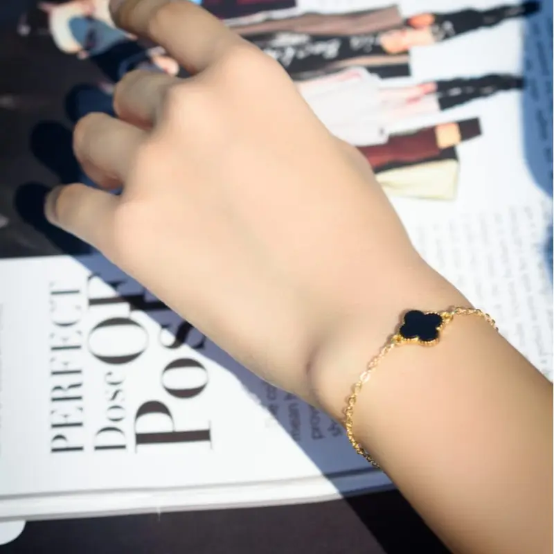 Gelang wanita dengan motif daun semanggi empat berwarna emas 0