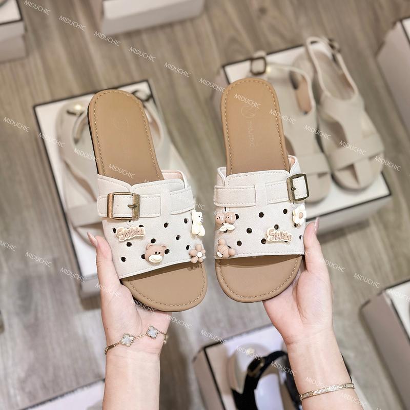 Dép Nữ MIDU AURA Đính Charm Gấu Khóa Gài Da Lộn - Đế Bệt Mềm Êm 3 Màu