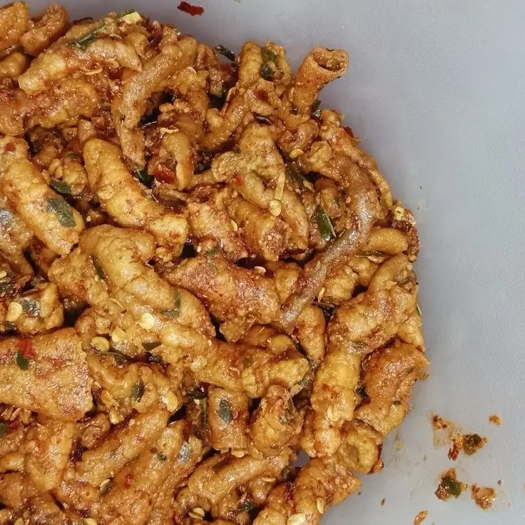 Keripik usus pedas daun jeruk