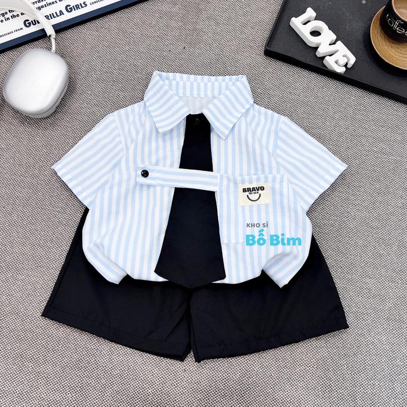 TẶNG ĐỒNG HỒ Set sơ mi ngắn tay kẻ sọc xanh và quần short cho bé trai tặng kèm cà vạt phối túi xinh phong cách hàn quốc đi học đi chơi du lịch size từ 8kg đến 30kg Set bộ quần đồ jet jet cho bé trai