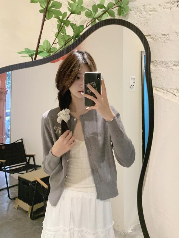 Áo Cardigan Dệt Kim Màu Xám Thêu Nơ, Hàng Mới Về, Dành Cho Nữ, Bộ Sưu Tập Mùa Xuân, Cổ Tròn, Áo Dễ Phối Đồ Dòng Miu