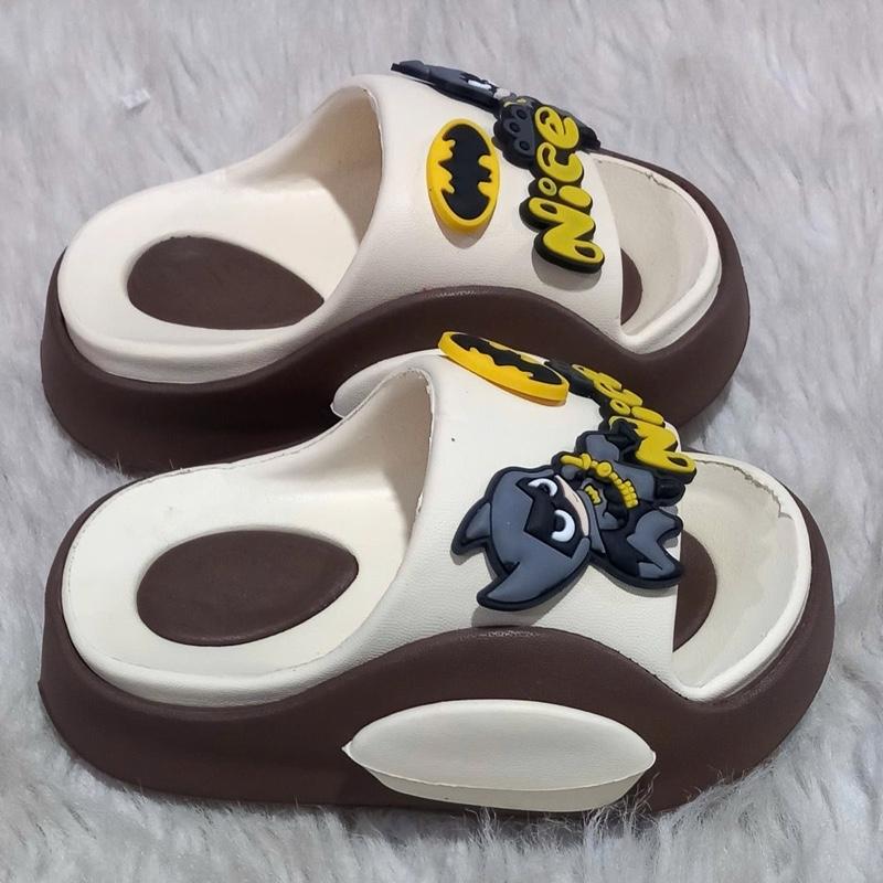 Dép lê bánh mì dành cho bé trai có sticker batman dép nhẹ mềm êm chống trơn trượt