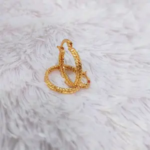 Anting gipsy bulat model dua layer untuk wanita merupakan anting sepanjang masa