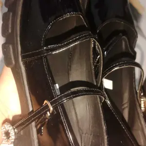 Sepatu Docmart Wanita Cleosy Hitam Glosy 5 cm Hak Datar Style Korea 37-40 Fashion Shoes Oxford Kasual Terbaru Ootd Kerja dan Santai Cewek Viral Kekinian Bisa Cod Sintetis Elegan