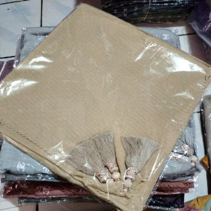 Hijab Segiempat Polos Jambul Tassel Bahan Waflle Rubicorn Lasercut 8