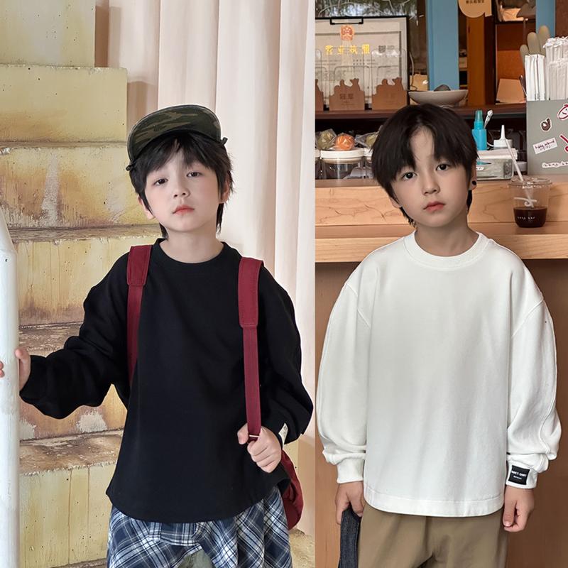 ÁO NỈ TRƠN MỎNG CÓ TEM Ở TAY MỎNG VỪA DÀI TAY HAI MÀU TRẮNG ĐEN THỜI TRANG PHONG CÁCH CHO BÉ TRAI VÀ BÉ GÁI l MOJIKIDS