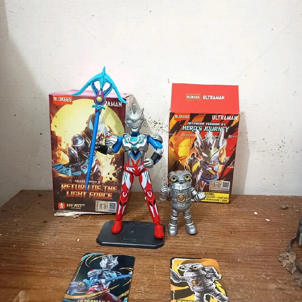 Figure Ultraman dan monster Ultraman