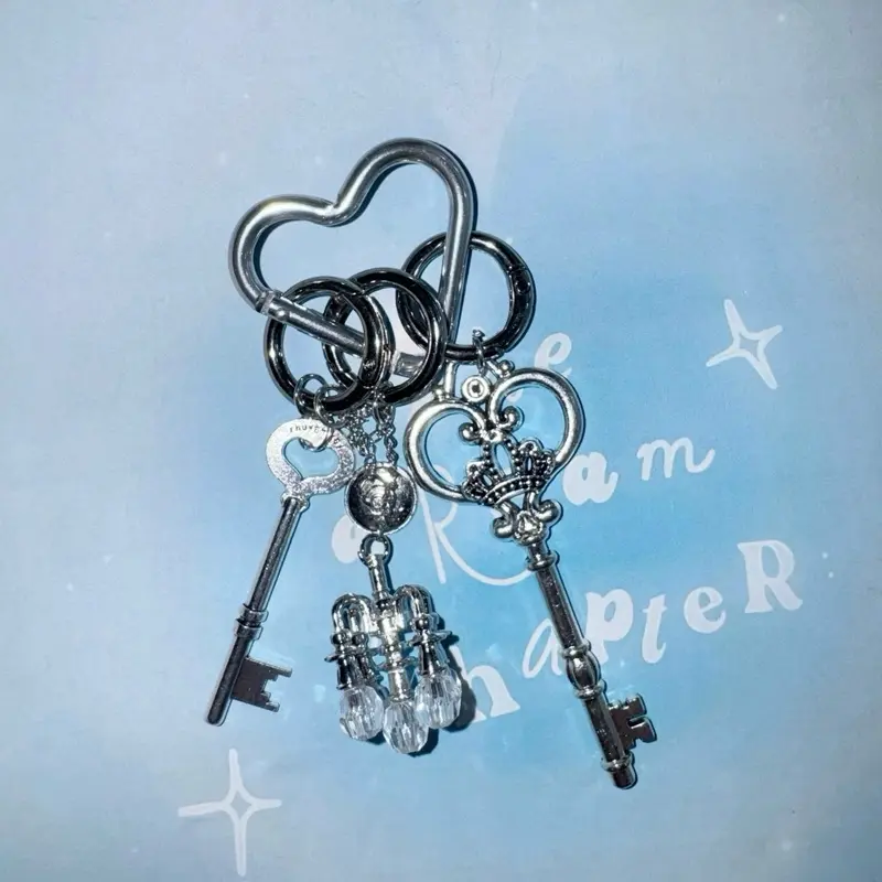 Monstell gantungan kunci tas liontin berbentuk hati berukir logam retro asli Cleanfit aksesoris liontin lampu kristal y2k gantungan korea tas unik lucu vintage aestethic  all in one liontin stainless logam perak bag charm keychain aksesoris tas