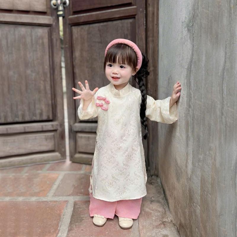    Tặng kèm Bờm   dưới 1m2 Áo dài gấm bé gái Tết 2026 – Form chuẩn họa tiết sang trọng mặc đi chơi – chụp ảnh đẹp 