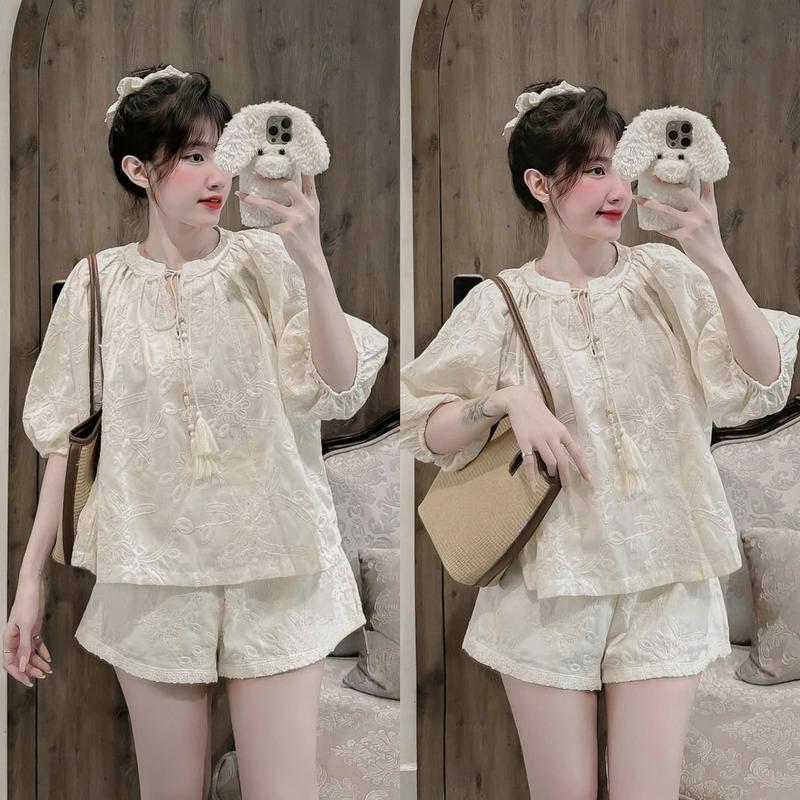 Set đồ nữ áo form rộng thiết kế tay lửng phồng họa tiết thêu hoa kèm quần đùi xinh xắn dành cho các nàng diện đi chơi.