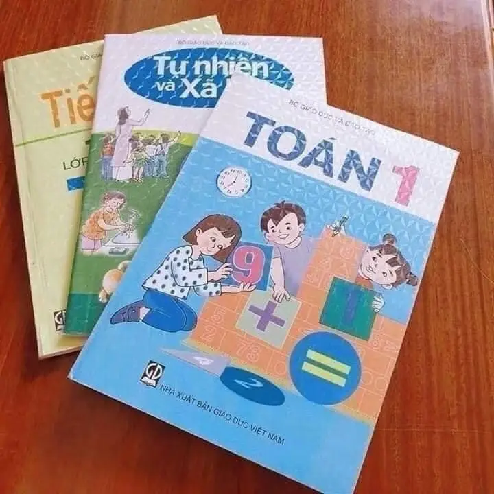 Set 50 Tờ Decal 3D Tự Dính Bọc Sách Học Sinh Trong Suốt Size 30x43 Chống Nước,Chống Rách Tặng 50 Nhãn Vở