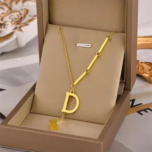 Kalung Inisial Huruf A-Z Titanium Asli Ori Liontin Charms Perhiasan Gold Kekinian dengan Chain Elegan Abjad Set Stylish Kalung Cewek Simple & Anti Karat Tidak Luntur Aksesoris Menawan Y2K Aesthetic Cocok untuk Hadiah & Daily Fashion Hijab-Friendly