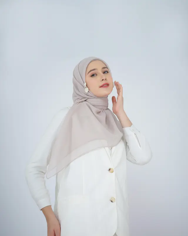 Adzkiascarf.id - Kerudung Segiempat Paris Japan Premium AQS Bellaluna Plain dengan Jahitan Tepi Full 112x112cm Jilbab Nyaman Square Muslim Cantik Free Pouch Simple Basic Tebal Lembut 2