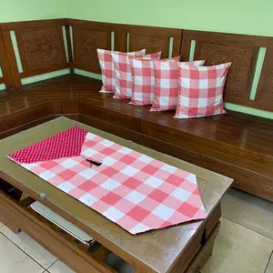 Sofa Set Segitiga Ukuran 40×40 1 set isi 6 Paket Detail 5 Sarung Bantal + 1 Taplak Table Runner Bahan Kain Katun  Lembut Keunggulan Bisa Membuat Ruang Tamu Lebih Estetik Dan Mewah Dekorasi Ruang Tamu
