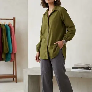 Blus Wanita Hijau Tua dengan Lengan Panjang dan Desain Klasik