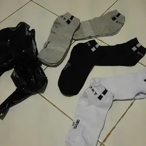 (New Sport 3/4) Paket 3 Pasang Kaos Kaki Olahraga Tebal Fashion Socks Dewasa Pria Wanita Hitam Putih Abu