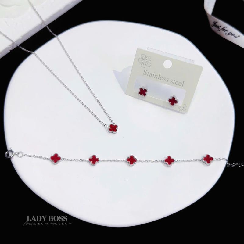 Set 3 Món Bộ Trang Sức Titan Cỏ 4 Lá Mini 0.7cm Đen Và Đỏ Kèm Hộp, Bộ Phụ Kiện Cỏ Bốn Lá Mini Bông Tai, Lắc Tay và Dây Chuyền 5 Charm Khoá Tròn cho Nữ S283 Lady Boss Accessories