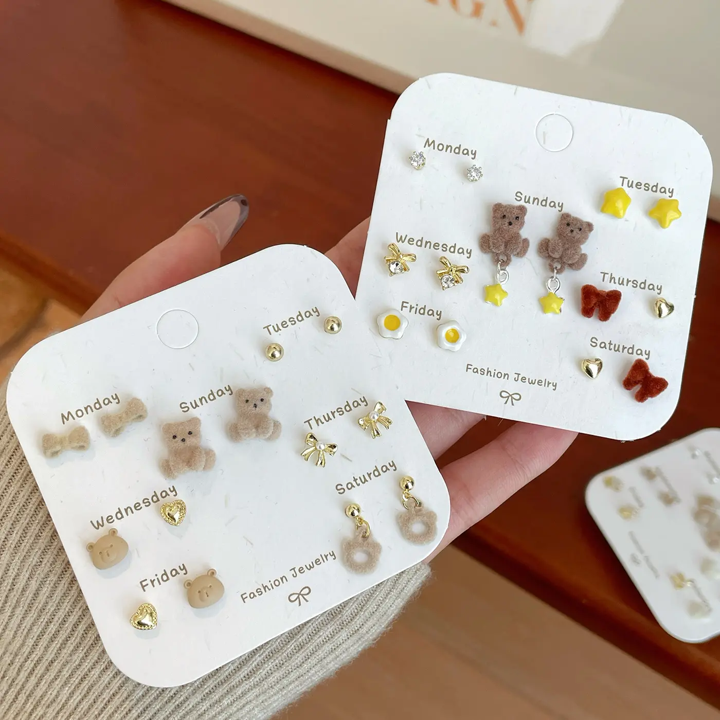 Bộ bảy bông tai gấu lông mùa thu đông phù hợp cho bé gái kim bạc s925 nhỏ và tinh tế Bông tai đổ xô dễ thương màu Maillard
