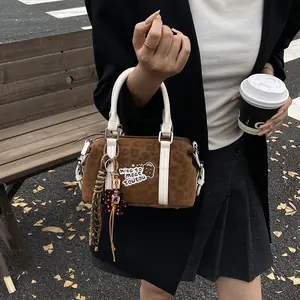 [EXCLUSIVE KIELGALLAGHER] TAS WANITA SELEMPANG BAHU DENGAN GANTUNGAN LUCU 2030