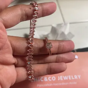 【BUY 1 GET 1】Cincin dan Gelang Zirkon Simpel Warna Emas Mawar Penuh Berlian Geometris Cocok untuk Sehari-hari Pesta Hadiah Pernyataan Cinta CHIC&CO Adjustable Aksesoris anti luntur anti perubahan warna Garansi 1 Tahun gelang tangan 142 SL11