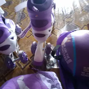 Sepatu roda fullset lengkap helm dan pelindung lutut sikut dan tangan model mobil pemula