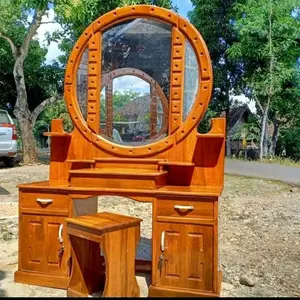 meja rias dari bahan kayu jati sudah komplit sama kursi nya. uk lebar 120cm tinggi di 170cm.  dengan bahan jati tpk