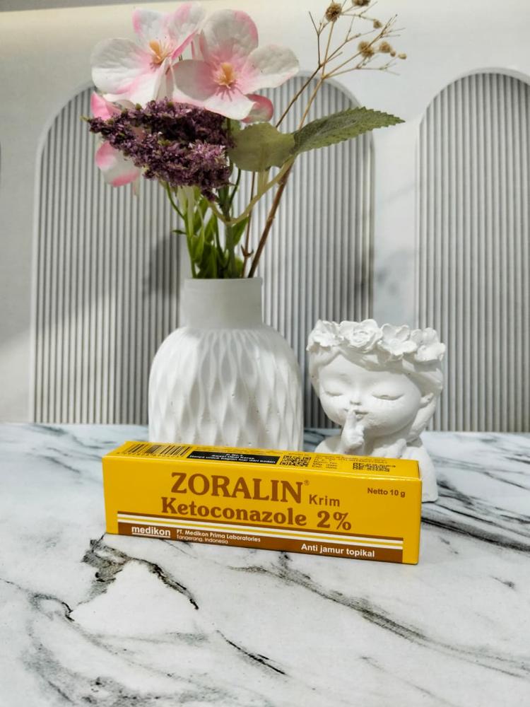 Zoralin 2% Cream 10 g - Obat yang digunakan untuk mengobati infeksi kulit dikarenakan oleh jamur atau ragi yang peka terhadap kandungan obat ini.