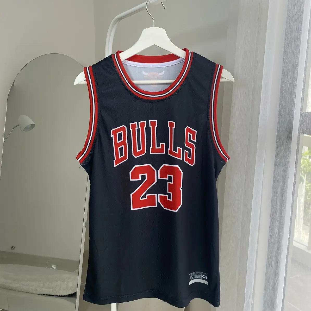 JERSEY BASKET BULLS 23 HITAM JORDAN SWINGMAN