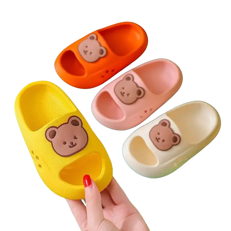 Sandal Anak Kekinian pvc001 Sendal Sendal Fashion Anak Terbuat Dari Pvc Berkualitas,Dengan Insole Yang Lembut ,Cocok Untuk Pemakaian Sehari Hari Anak ,Dalam Ruangan Maupun Luar,Warna pink,putih,ukuran 26-27 Sampai 34-35 ,Dengan Tampilan Beruang Yang imut