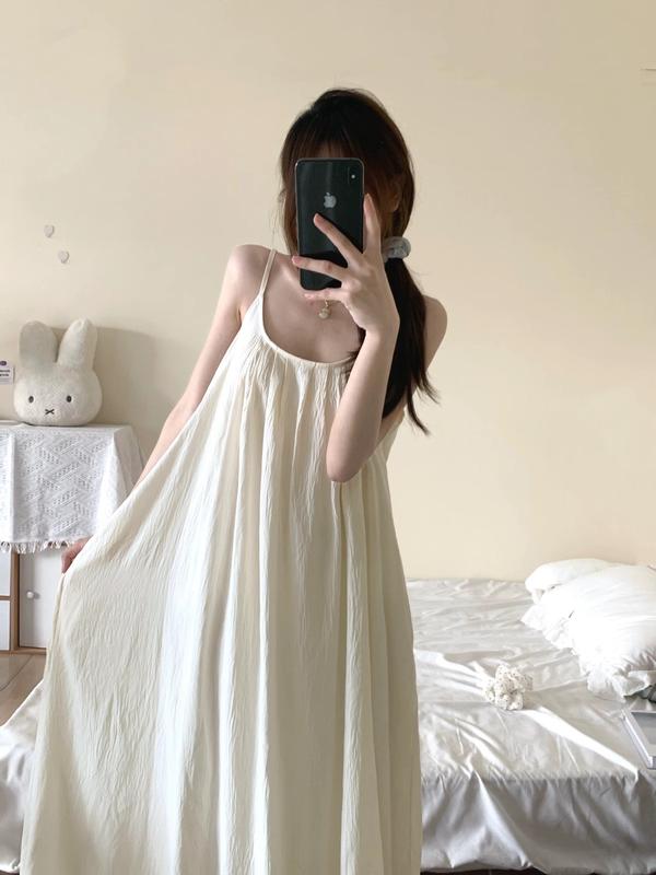 Váy ngủ nữ có đệm ngực, chất liệu mỏng nhẹ cho mùa hè, phong cách cung đình Pháp sang trọng, màu trơn, dáng dài trung bình, dài qua gối, kiểu váy dây mảnh mai, siêu thanh thoát.
