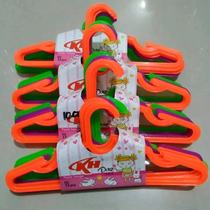 hanger plastik anak harga 15 ribu satu lusin