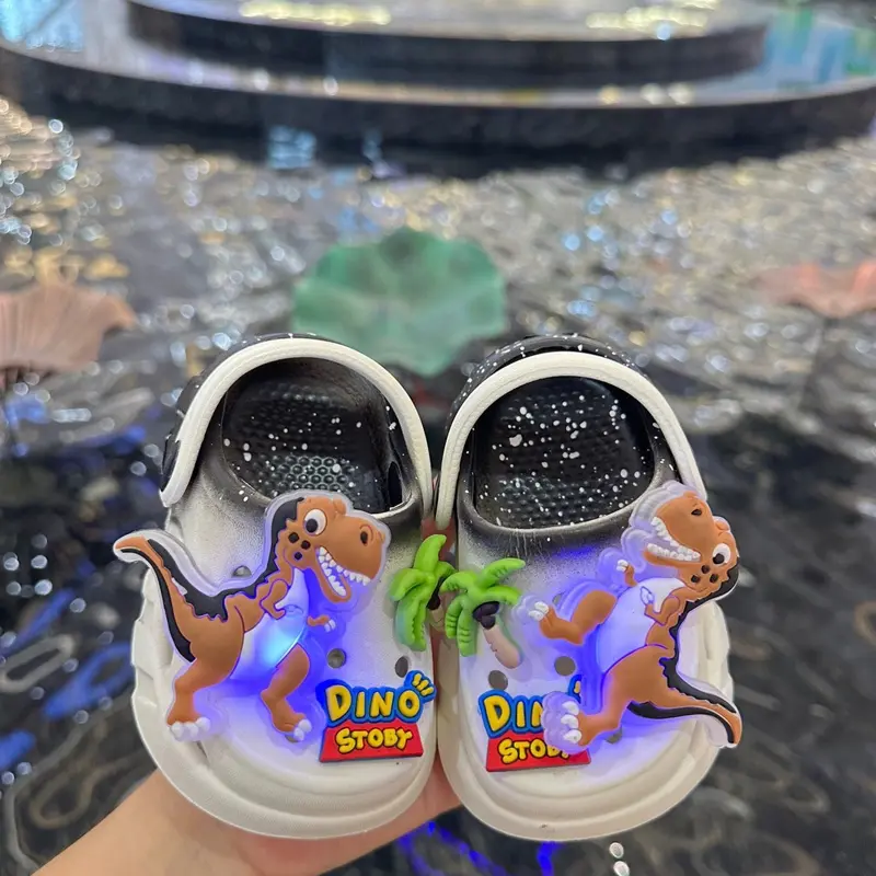 FOM NHỎ (CÓ ĐÈN) Dép sục Khủng Long vẩy sơn có đèn mềm nhẹ êm chân cho bé Dino Story siêu đẹp MONKIDS-2024 8